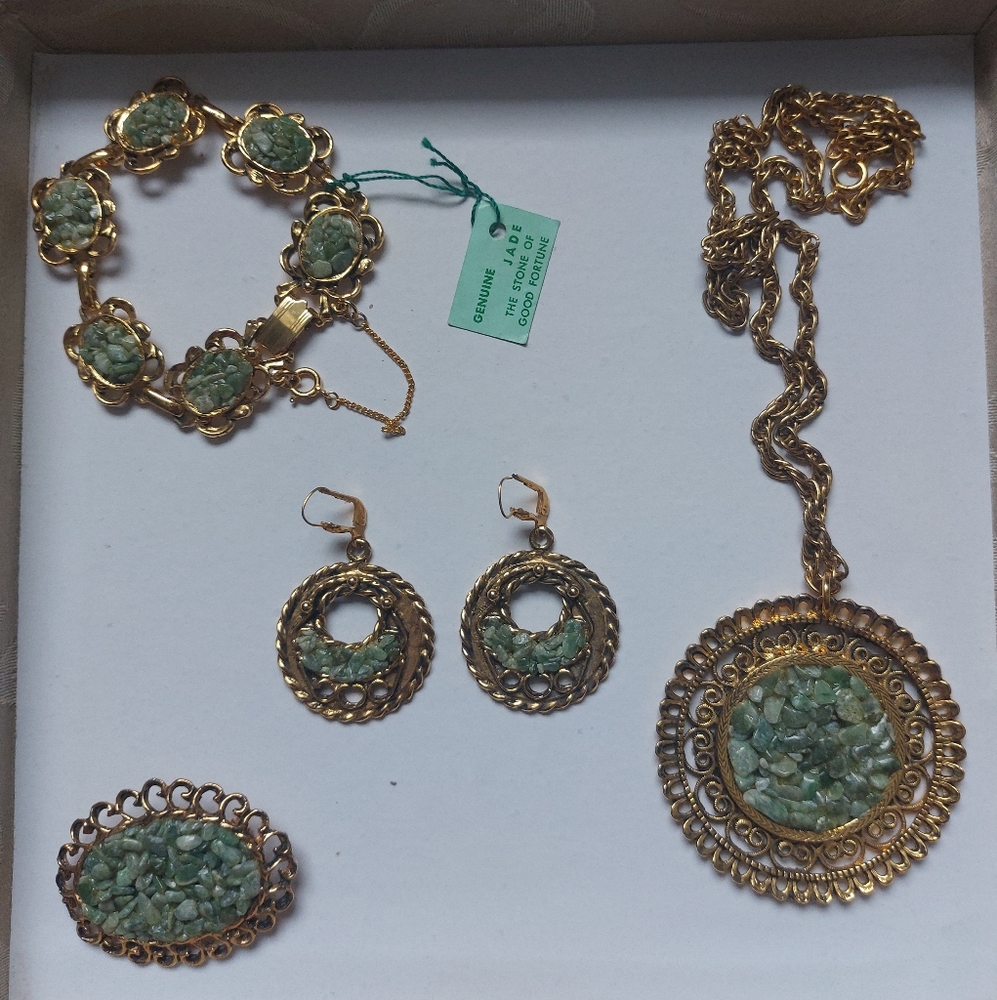 STUNNING vintage jewelry suite. Gold tone metal with genuine jade nuggets